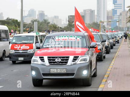 200225 -- KUWAIT CITY, 25 février 2020 Xinhua -- des voitures décorées de drapeaux défilent dans une rue pour célébrer la fête nationale à Kuwait City, capitale du Koweït, le 25 février 2020. Les 25 et 26 février de chaque année, le Koweït célèbre sa fête nationale et sa journée de libération. En 2020, le Koweït célèbre la 59e Fête nationale et la 29e Journée de la libération. Photo de Asad/Xinhua KOWEÏT-KOWEÏT VILLE-FÊTE NATIONALE PUBLICATIONxNOTxINxCHN Banque D'Images