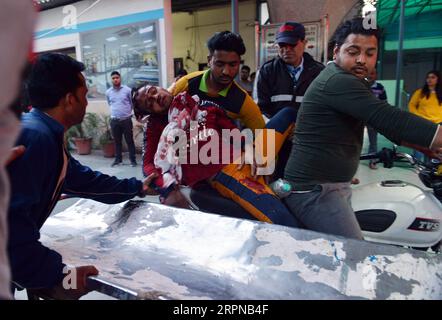 200225 -- NEW DELHI, le 25 février 2020 -- une personne blessée reçoit un traitement à l'hôpital Guru Teg Bahadur GTB de New Delhi, en Inde, le 25 février 2020. Les violences dans la capitale indienne New Delhi se sont poursuivies pour la troisième journée consécutive mardi, faisant 13 morts et près de 200 blessés. Str/Xinhua INDE-NEW DELHI-AFFRONTEMENTS-VIOLENCE Stringer PUBLICATIONxNOTxINxCHN Banque D'Images