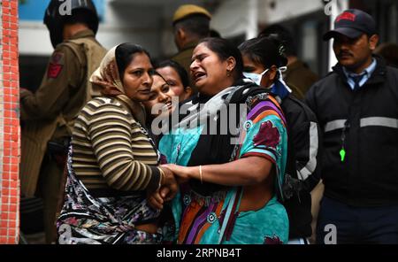 Actualités Bilder des Tages 200225 -- NEW DELHI, 25 février 2020 -- les familles des victimes de l'affrontement réagissent à l'hôpital Guru Teg Bahadur GTB à New Delhi, en Inde, le 25 février 2020. Les violences dans la capitale indienne New Delhi se sont poursuivies pour la troisième journée consécutive mardi, faisant 13 morts et près de 200 blessés. Str/Xinhua INDE-NEW DELHI-AFFRONTEMENTS-VIOLENCE Stringer PUBLICATIONxNOTxINxCHN Banque D'Images