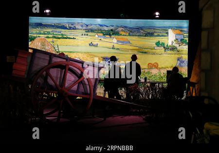 200226 -- LONDRES, le 26 février 2020 -- les visiteurs admirent les expositions lors d'un projet Meet Vincent van Gogh Experience qui s'est tenu à Londres, en Grande-Bretagne, le 25 février 2020. Rencontrez Vincent van Gogh Experience est un projet présenté par le Musée Van Gogh, qui vise à mettre l accent sur l histoire inspirante de la vie de Vincent et à emmener tous les visiteurs dans son monde. BRETAGNE-LONDRES-RENCONTRE VINCENT VAN GOGH EXPERIENCE HANXYAN PUBLICATIONXNOTXINXCHN Banque D'Images