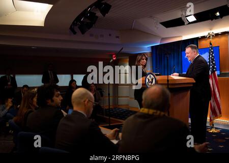 200226 -- WASHINGTON D.C., le 26 février 2020 -- le secrétaire d'État américain Mike Pompeo R participe à un point de presse à Washington D.C., États-Unis, le 25 février 2020. Pompeo a déclaré mardi qu’un éventuel accord de paix entre les États-Unis et les talibans inclura un calendrier pour les retraits des troupes américaines basés sur des conditions et le début des négociations intra-afghanes. Washington signera un accord avec les talibans afghans le ou vers le 29 février seulement après la mise en œuvre réussie d’une réduction de la violence d’une semaine à partir de samedi en Afghanistan, a déclaré Pompeo aux journalistes lors d’une conférence de presse du Département d’État. US-WAS Banque D'Images