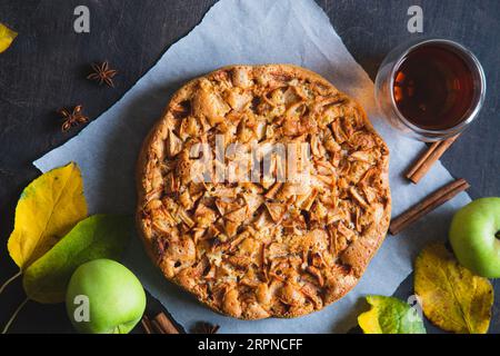 Tarte aux pommes à la cannelle. Charlotte, un dessert sucré à base de pommes cuites dans de la pâte Banque D'Images