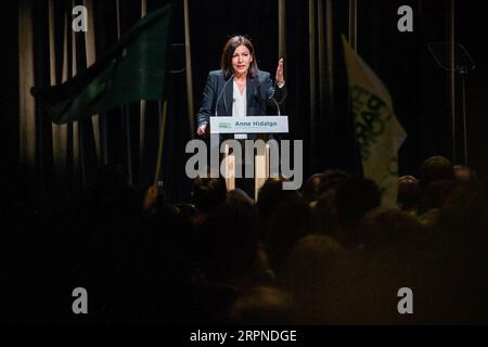 200227 -- PARIS, le 27 février 2020 Xinhua -- Anne Hidalgo, maire de Paris et candidate du Parti socialiste à la réélection, prononce un discours lors d'une réunion de campagne à l'Elysée Montmartre à Paris, France, le 26 février 2020, avant les prochaines élections municipales de Paris 2020. Photo Aurelien Morissard/Xinhua FRANCE-PARIS-ANNE HIDALGO-MAYOR-CAMPAIGN PUBLICATIONxNOTxINxCHN Banque D'Images