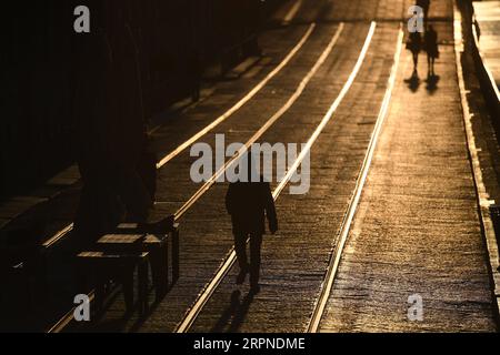 200227 -- MILAN, le 27 février 2020 Xinhua -- Un homme passe devant des tables et des sièges vides à Milan, Italie, le 26 février 2020. Au total, 400 personnes ont été testées positives pour le nouveau coronavirus en Italie jusqu’à mercredi soir. Le gouvernement a placé 11 villes, 10 en Lombardie et une en Vénétie, sous confinement afin de contenir l'épidémie. Photo Daniele Mascolo/Xinhua ITALY-MILAN-COVID-19 PUBLICATIONxNOTxINxCHN Banque D'Images