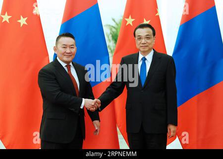 200227 -- BEIJING, le 27 février 2020 -- le premier ministre chinois Li Keqiang rencontre le président mongol Khaltmaa Battulga au Grand Hall du peuple à Beijing, capitale de la Chine, le 27 février 2020. CHINE-PÉKIN-LI KEQIANG-MONGOLIE PRÉSIDENT-RÉUNION CN LIUXBIN PUBLICATIONXNOTXINXCHN Banque D'Images