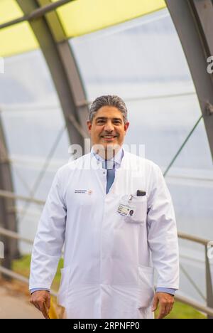 Prof. Adrian Dragu, Directeur de la chirurgie plastique et de la main au Centre universitaire d’Orthopédie, traumatologie et chirurgie plastique (OUPC) Banque D'Images