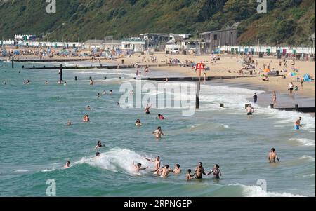 Les gens apprécient le temps chaud sur la plage de Bournemouth dans le Dorset, alors que les prévisionnistes prédisent une «dernière dose de l'été», avec des vagues de chaleur atteignant 30C mardi dans les régions du sud de l'Angleterre, et 32C mercredi et jeudi dans le centre et le sud de l'Angleterre. Date de la photo : mardi 5 septembre 2023. Banque D'Images