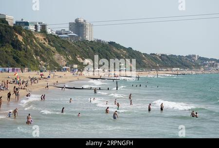 Les gens apprécient le temps chaud sur la plage de Bournemouth dans le Dorset, alors que les prévisionnistes prédisent une «dernière dose de l'été», avec des vagues de chaleur atteignant 30C mardi dans les régions du sud de l'Angleterre, et 32C mercredi et jeudi dans le centre et le sud de l'Angleterre. Date de la photo : mardi 5 septembre 2023. Banque D'Images