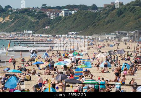 Les gens apprécient le temps chaud sur la plage de Bournemouth dans le Dorset, alors que les prévisionnistes prédisent une «dernière dose de l'été», avec des vagues de chaleur atteignant 30C mardi dans les régions du sud de l'Angleterre, et 32C mercredi et jeudi dans le centre et le sud de l'Angleterre. Date de la photo : mardi 5 septembre 2023. Banque D'Images