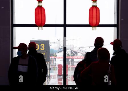 200228 -- GUYUANNINGXIA, le 28 février 2020 -- des travailleurs migrants attendent de monter à bord d'un avion affrété de Xiamen Airlines à l'aéroport Guyuan Liupanshan de Guyuan City, dans la région autonome hui de Ningxia, au nord-ouest de la Chine, le 27 février 2020. Le premier lot de 142 travailleurs migrants de la ville de Guyuan à la province du Fujian est arrivé jeudi par vol affrété. CHINE-NINGXIA-FUJIAN-TRAVAILLEURS MIGRANTS-RETOUR AU TRAVAIL CN FENGXKAIHUA PUBLICATIONXNOTXINXCHN Banque D'Images