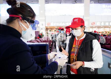 200228 -- GUYUANNINGXIA, le 28 février 2020 -- des travailleurs migrants font la queue pour monter à bord d'un avion affrété de Xiamen Airlines à l'aéroport Guyuan Liupanshan de Guyuan City, dans la région autonome hui de Ningxia, au nord-ouest de la Chine, le 27 février 2020. Le premier lot de 142 travailleurs migrants de la ville de Guyuan à la province du Fujian est arrivé jeudi par vol affrété. CHINE-NINGXIA-FUJIAN-TRAVAILLEURS MIGRANTS-RETOUR AU TRAVAIL CN FENGXKAIHUA PUBLICATIONXNOTXINXCHN Banque D'Images