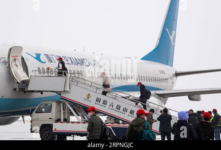 200228 -- GUYUANNINGXIA, le 28 février 2020 -- des travailleurs migrants montent à bord d'un avion affrété de Xiamen Airlines à l'aéroport Guyuan Liupanshan de Guyuan City, dans la région autonome hui de Ningxia, au nord-ouest de la Chine, le 27 février 2020. Le premier lot de 142 travailleurs migrants de la ville de Guyuan à la province du Fujian est arrivé jeudi par vol affrété. CHINE-NINGXIA-FUJIAN-TRAVAILLEURS MIGRANTS-RETOUR AU TRAVAIL CN FENGXKAIHUA PUBLICATIONXNOTXINXCHN Banque D'Images