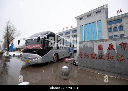 200228 -- GUYUANNINGXIA, le 28 février 2020 -- des travailleurs migrants se rendent à l'aéroport de Guyuan Liupanshan en autocar dans la ville de Guyuan, dans la région autonome hui de Ningxia, au nord-ouest de la Chine, le 27 février 2020. Le premier lot de 142 travailleurs migrants de la ville de Guyuan à la province du Fujian est arrivé jeudi par vol affrété. CHINE-NINGXIA-FUJIAN-TRAVAILLEURS MIGRANTS-RETOUR AU TRAVAIL CN FENGXKAIHUA PUBLICATIONXNOTXINXCHN Banque D'Images
