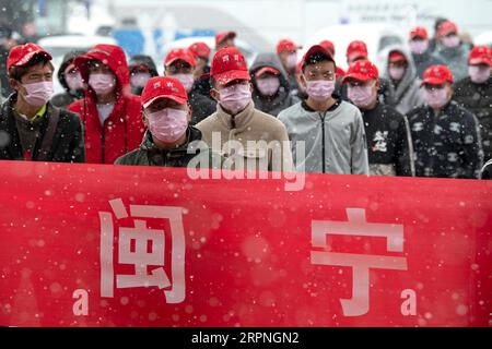 200228 -- GUYUANNINGXIA, le 28 février 2020 -- des travailleurs migrants attendent de monter à bord d'un avion affrété de Xiamen Airlines à l'aéroport Guyuan Liupanshan de Guyuan City, dans la région autonome hui de Ningxia, au nord-ouest de la Chine, le 27 février 2020. Le premier lot de 142 travailleurs migrants de la ville de Guyuan à la province du Fujian est arrivé jeudi par vol affrété. CHINE-NINGXIA-FUJIAN-TRAVAILLEURS MIGRANTS-RETOUR AU TRAVAIL CN FENGXKAIHUA PUBLICATIONXNOTXINXCHN Banque D'Images