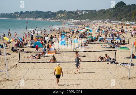 Les gens apprécient le temps chaud sur la plage de Bournemouth dans le Dorset, alors que les prévisionnistes prédisent une «dernière dose de l'été», avec des vagues de chaleur atteignant 30C mardi dans les régions du sud de l'Angleterre, et 32C mercredi et jeudi dans le centre et le sud de l'Angleterre. Date de la photo : mardi 5 septembre 2023. Banque D'Images