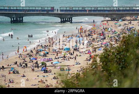 Les gens apprécient le temps chaud sur la plage de Bournemouth dans le Dorset, alors que les prévisionnistes prédisent une «dernière dose de l'été», avec des vagues de chaleur atteignant 30C mardi dans les régions du sud de l'Angleterre, et 32C mercredi et jeudi dans le centre et le sud de l'Angleterre. Date de la photo : mardi 5 septembre 2023. Banque D'Images