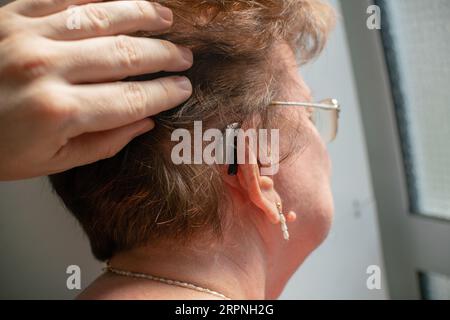 aujourd'hui, la technologie aide à compenser la perte auditive et les soins de santé ont amélioré l'attention aux maladies de l'oreille. Banque D'Images