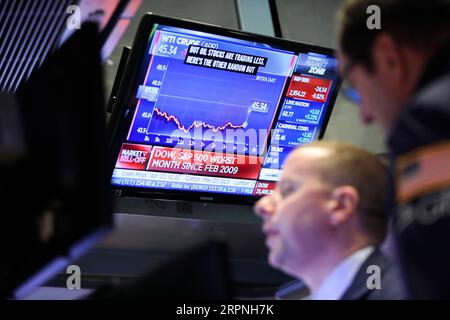 200228 -- NEW YORK, le 28 février 2020 -- les commerçants travaillent à la Bourse de New York, aux États-Unis, le 28 février 2020. Les actions américaines se sont terminées mixtes vendredi. Le Dow était en baisse de 1,39 pour cent à 25 409,36, le S&P 500 a chuté de 0,82 pour cent à 2 954,22, et le Nasdaq était en hausse de 0,01 pour cent à 8 567,37. U.S.-NEW YORK-STOCKS WangxYing PUBLICATIONxNOTxINxCHN Banque D'Images