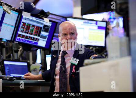 200228 -- NEW YORK, le 28 février 2020 -- Un Trader travaille à la Bourse de New York, aux États-Unis, le 28 février 2020. Les actions américaines se sont terminées mixtes vendredi. Le Dow était en baisse de 1,39 pour cent à 25 409,36, le S&P 500 a chuté de 0,82 pour cent à 2 954,22, et le Nasdaq était en hausse de 0,01 pour cent à 8 567,37. U.S.-NEW YORK-STOCKS WangxYing PUBLICATIONxNOTxINxCHN Banque D'Images