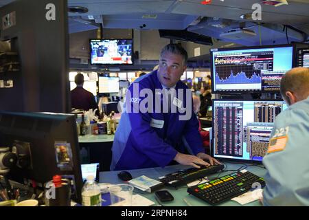 200228 -- NEW YORK, le 28 février 2020 -- les commerçants travaillent à la Bourse de New York, aux États-Unis, le 28 février 2020. Les actions américaines se sont terminées mixtes vendredi. Le Dow était en baisse de 1,39 pour cent à 25 409,36, le S&P 500 a chuté de 0,82 pour cent à 2 954,22, et le Nasdaq était en hausse de 0,01 pour cent à 8 567,37. U.S.-NEW YORK-STOCKS WangxYing PUBLICATIONxNOTxINxCHN Banque D'Images