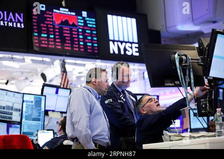 200228 -- NEW YORK, le 28 février 2020 -- les commerçants travaillent à la Bourse de New York, aux États-Unis, le 28 février 2020. Les actions américaines se sont terminées mixtes vendredi. Le Dow était en baisse de 1,39 pour cent à 25 409,36, le S&P 500 a chuté de 0,82 pour cent à 2 954,22, et le Nasdaq était en hausse de 0,01 pour cent à 8 567,37. U.S.-NEW YORK-STOCKS WangxYing PUBLICATIONxNOTxINxCHN Banque D'Images