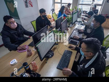 200229 -- SANMENXIA, 29 février 2020 -- les membres du personnel d'une plate-forme de commerce électronique traitent des commandes de résidents locaux à Sanmenxia, province du Henan, dans le centre de la Chine, 28 février 2020. Récemment, Sanmenxia a réalisé un projet visant à assurer l’approvisionnement en légumes des résidents grâce à un système de distribution communautaire développé par une plateforme de commerce électronique. La plate-forme transporte les légumes des bases de plantation des agriculteurs locaux vers les communautés résidentielles. Les résidents locaux récupèrent leurs commandes séparément. De cette façon, les résidents peuvent acheter des légumes frais sans contact dans l'ensemble du processus. Jusqu'à présent, le project Banque D'Images