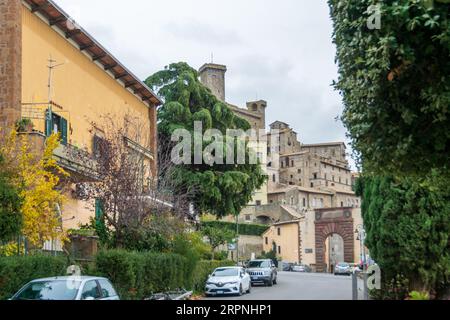 Ville médiévale de Bolsena, Italie avec Rocca Monaldeschi della Cervara château Banque D'Images