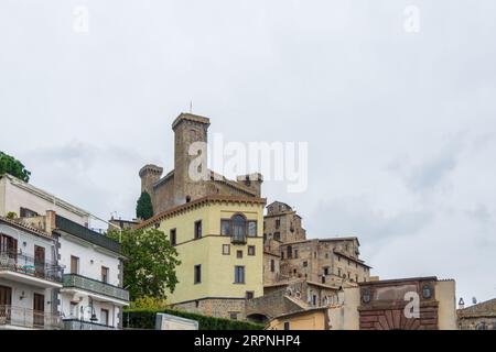 Ville médiévale de Bolsena, Italie avec Rocca Monaldeschi della Cervara château Banque D'Images