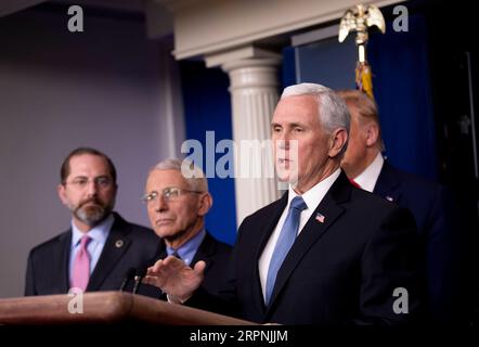 200229 -- WASHINGTON, le 29 février 2020 -- le vice-président américain Mike Pence Front assiste à une conférence de presse à la Maison Blanche à Washington D.C., aux États-Unis, le 29 février 2020. Samedi, les États-Unis ont annoncé des restrictions de voyage supplémentaires sur l’Iran et ont émis des avis aux voyageurs pour certaines régions d’Italie et de Corée du Sud en raison de préoccupations liées au coronavirus. U.S.-WASHINGTON D.C.-PRESS CONFERENCE-CORONAVIRUS LIUXJIE PUBLICATIONXNOTXINXCHN Banque D'Images