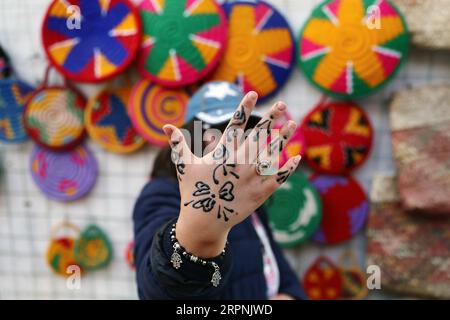 200301 -- ASSOUAN, le 1 mars 2020 -- Une femme montre ses tatouages au henné à Assouan, Égypte, le 12 février 2020. Dans les villages nubiens de la province de haute-Égypte d Assouan, près du Nil, il est courant de voir une touriste locale ou étrangère assise devant un artiste nubien au henné sur un trottoir à un bazar coloré ou à l'intérieur d'un café pour obtenir un tatouage au henné dessiné sur sa main. POUR ALLER AVEC la caractéristique : tatouages au henné nubien attirent les touristes locaux, étrangers dans le village Assouan EGYPTE-Assouan-NUBIAN TATOUAGES AU HENNÉ AhmedxGomaa PUBLICATIONxNOTxINxCHN Banque D'Images