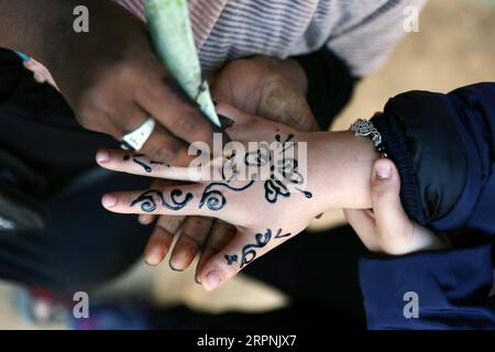 200301 -- ASSOUAN, le 1 mars 2020 -- un artiste dessine des tatouages au henné sur la main d une femme à Assouan, Égypte, le 12 février 2020. Dans les villages nubiens de la province de haute-Égypte d Assouan, près du Nil, il est courant de voir une touriste locale ou étrangère assise devant un artiste nubien au henné sur un trottoir à un bazar coloré ou à l'intérieur d'un café pour obtenir un tatouage au henné dessiné sur sa main. POUR ALLER AVEC la caractéristique : tatouages au henné nubien attirent les touristes locaux, étrangers dans le village Assouan EGYPTE-Assouan-NUBIAN TATOUAGES AU HENNÉ AhmedxGomaa PUBLICATIONxNOTxINxCHN Banque D'Images