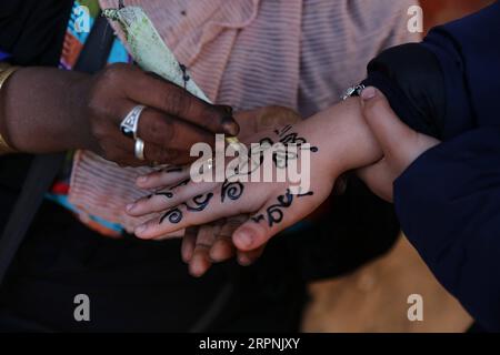 200301 -- ASSOUAN, le 1 mars 2020 -- un artiste dessine des tatouages au henné sur la main d une femme à Assouan, Égypte, le 12 février 2020. Dans les villages nubiens de la province de haute-Égypte d Assouan, près du Nil, il est courant de voir une touriste locale ou étrangère assise devant un artiste nubien au henné sur un trottoir à un bazar coloré ou à l'intérieur d'un café pour obtenir un tatouage au henné dessiné sur sa main. POUR ALLER AVEC la caractéristique : tatouages au henné nubien attirent les touristes locaux, étrangers dans le village Assouan EGYPTE-Assouan-NUBIAN TATOUAGES AU HENNÉ AhmedxGomaa PUBLICATIONxNOTxINxCHN Banque D'Images