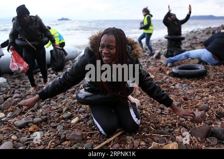 2020 Bilder des Jahres, News 02 février News Themen der Woche KW09 News Bilder des Tages 200301 -- BEIJING, le 1 mars 2020 -- la photo prise le 29 février 2020 montre une migrante qui arrive à Skala Sikaminias, sur l'île grecque de Lesbos, en Grèce. Les autorités grecques ont suspendu vendredi l'opération du poste de douane à la frontière terrestre avec la Turquie, alors que des groupes de réfugiés et de migrants se rassemblaient du côté turc de la frontière, a rapporté l'agence de presse nationale grecque AMNA. PHOTOS XINHUA DU JOUR MariosxLolos PUBLICATIONxNOTxINxCHN Banque D'Images