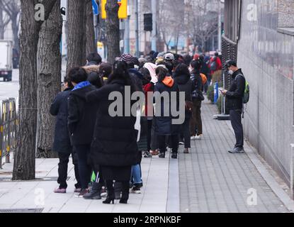 200301 -- SÉOUL, le 1 mars 2020 -- des habitants font la queue pour acheter des masques faciaux à Séoul, en Corée du Sud, le 1 mars 2020. La Corée du Sud a confirmé dimanche 586 nouveaux cas de COVID-19, portant le nombre total d’infections à 3 736, et le nombre de décès à 18. CORÉE DU SUD-SÉOUL-CORONAVIRUS WangxJingqiang PUBLICATIONxNOTxINxCHN Banque D'Images