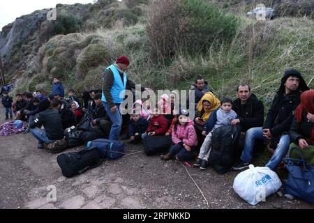 200301 -- MYTILÈNE GRÈCE, 1 mars 2020 -- les réfugiés d'Afghanistan se reposent après leur arrivée à Skala Sikaminias, sur l'île de Lesbos, en Grèce, le 1 mars 2020. Des dizaines de réfugiés et de migrants ont atteint samedi les côtes de l île de Lesbos, dans le nord-est de la mer Égée, la Grèce ayant déclaré qu elle était déterminée à faire ce qui est jugé nécessaire pour garder ses frontières terrestres et maritimes, qui sont également des frontières de l Europe. GRÈCE-LESVOS-RÉFUGIÉ MariosxLolos PUBLICATIONxNOTxINxCHN Banque D'Images