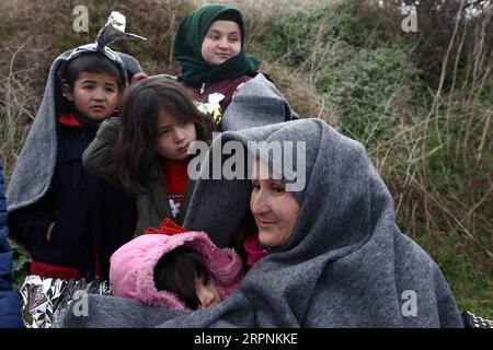 200301 -- MYTILÈNE GRÈCE, le 1 mars 2020 -- des réfugiés sont vus à Skala Sikaminias, sur l'île de Lesbos, en Grèce, le 1 mars 2020. Des dizaines de réfugiés et de migrants ont atteint samedi les côtes de l île de Lesbos, dans le nord-est de la mer Égée, la Grèce ayant déclaré qu elle était déterminée à faire ce qui est jugé nécessaire pour garder ses frontières terrestres et maritimes, qui sont également des frontières de l Europe. GRÈCE-LESVOS-RÉFUGIÉ MariosxLolos PUBLICATIONxNOTxINxCHN Banque D'Images