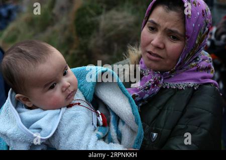 200301 -- MYTILÈNE GRÈCE, le 1 mars 2020 -- Une migrante tient son enfant après son arrivée à Skala Sikaminias, sur l'île de Lesbos, en Grèce, le 1 mars 2020. Des dizaines de réfugiés et de migrants ont atteint samedi les côtes de l île de Lesbos, dans le nord-est de la mer Égée, la Grèce ayant déclaré qu elle était déterminée à faire ce qui est jugé nécessaire pour garder ses frontières terrestres et maritimes, qui sont également des frontières de l Europe. GRÈCE-LESVOS-RÉFUGIÉ MariosxLolos PUBLICATIONxNOTxINxCHN Banque D'Images