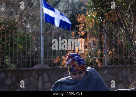 Actualités Themen der Woche KW09 200301 -- MYTILÈNE GRÈCE, le 1 mars 2020 -- Une migrante est vue à Skala Sikaminias, sur l'île de Lesbos, Grèce, le 1 mars 2020. Des dizaines de réfugiés et de migrants ont atteint samedi les côtes de l île de Lesbos, dans le nord-est de la mer Égée, la Grèce ayant déclaré qu elle était déterminée à faire ce qui est jugé nécessaire pour garder ses frontières terrestres et maritimes, qui sont également des frontières de l Europe. GRÈCE-LESVOS-RÉFUGIÉ MariosxLolos PUBLICATIONxNOTxINxCHN Banque D'Images