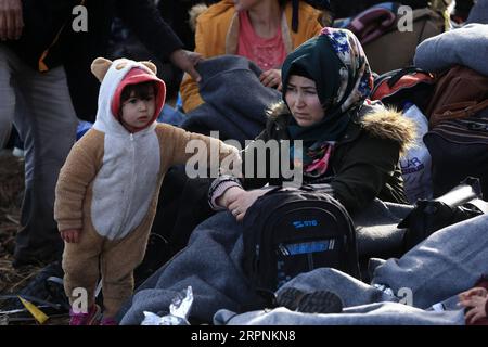 200301 -- MYTILÈNE GRÈCE, le 1 mars 2020 -- des réfugiés sont vus à Skala Sikaminias, sur l'île de Lesbos, en Grèce, le 1 mars 2020. Des dizaines de réfugiés et de migrants ont atteint samedi les côtes de l île de Lesbos, dans le nord-est de la mer Égée, la Grèce ayant déclaré qu elle était déterminée à faire ce qui est jugé nécessaire pour garder ses frontières terrestres et maritimes, qui sont également des frontières de l Europe. GRÈCE-LESVOS-RÉFUGIÉ MariosxLolos PUBLICATIONxNOTxINxCHN Banque D'Images