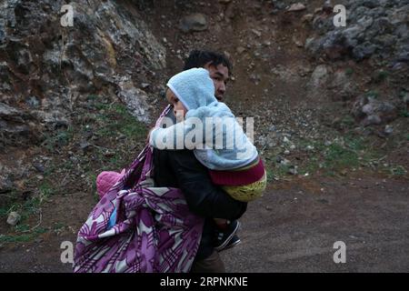 200301 -- MYTILÈNE GRÈCE, le 1 mars 2020 -- Un migrant tient son enfant après son arrivée à Skala Sikaminias, sur l'île de Lesbos, en Grèce, le 1 mars 2020. Des dizaines de réfugiés et de migrants ont atteint samedi les côtes de l île de Lesbos, dans le nord-est de la mer Égée, la Grèce ayant déclaré qu elle était déterminée à faire ce qui est jugé nécessaire pour garder ses frontières terrestres et maritimes, qui sont également des frontières de l Europe. GRÈCE-LESVOS-RÉFUGIÉ MariosxLolos PUBLICATIONxNOTxINxCHN Banque D'Images