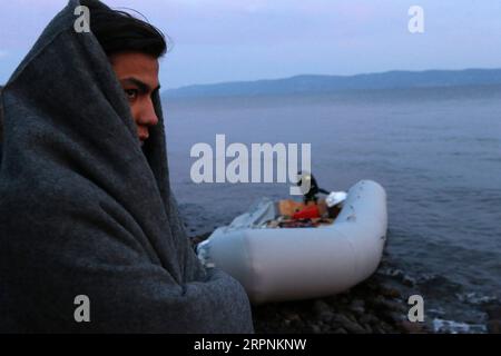 200301 -- MYTILÈNE GRÈCE, le 1 mars 2020 -- Un garçon migrant est vu à Skala Sikaminias, sur l'île de Lesbos, en Grèce, le 1 mars 2020. Des dizaines de réfugiés et de migrants ont atteint samedi les côtes de l île de Lesbos, dans le nord-est de la mer Égée, la Grèce ayant déclaré qu elle était déterminée à faire ce qui est jugé nécessaire pour garder ses frontières terrestres et maritimes, qui sont également des frontières de l Europe. GRÈCE-LESVOS-RÉFUGIÉ MariosxLolos PUBLICATIONxNOTxINxCHN Banque D'Images