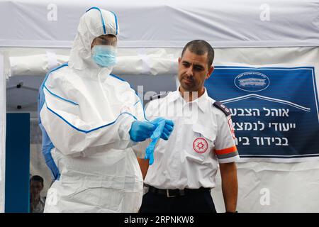 200301 -- TEL AVIV, 1 mars 2020 Xinhua -- des membres du personnel sont vus dans un bureau de vote spécial pour les électeurs mis en quarantaine en raison de l'exposition au coronavirus, dans la ville de tel Aviv, dans le centre d'Israël, le 1 mars 2020. Israël se préparait dimanche à de nouvelles élections législatives sans précédent lundi, pour la troisième fois en moins d’un an. Quelque 14 bulletins de vote spéciaux seront mis en place à l’intention de centaines d’Israéliens qui sont soumis à l’auto-quarantaine obligatoire de peur d’avoir été infectés par le COVID-19. Gideon Markowicz/JINI via Xinhua MIDEAST-TEL AVIV-ÉLECTIONS-VOTE SPÉCIAL STATI Banque D'Images