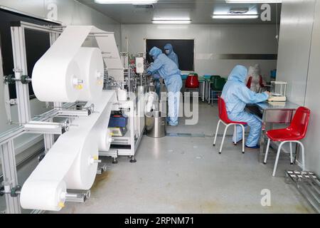 200302 -- HARBIN, le 2 mars 2020 -- des travailleurs fabriquent des masques faciaux dans l'usine pharmaceutique générale de Harbin Pharmaceutical Group à Harbin, dans la province du Heilongjiang du nord-est de la Chine, le 2 mars 2020. Chine s Harbin Pharmaceutical Group General Pharmaceutical Factory a officiellement repris sa ligne de production de sodium de Cefazolin pour injection lundi. La société a repris la production de médicaments à la fin du mois de janvier et produit des matériaux de protection comme des masques faciaux, des combinaisons de protection, etc. Depuis début février. Jusqu'à présent, il a produit plus de 370 000 masques faciaux, 20 000 combinaisons de protection, 2 mil Banque D'Images