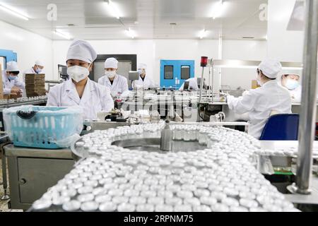 200302 -- HARBIN, le 2 mars 2020 -- les travailleurs sont occupés sur la ligne de production de sodium de Cefazoline pour injection dans l'usine pharmaceutique générale du groupe pharmaceutique Harbin à Harbin, dans la province du Heilongjiang du nord-est de la Chine, le 2 mars 2020. Chine s Harbin Pharmaceutical Group General Pharmaceutical Factory a officiellement repris sa ligne de production de sodium de Cefazolin pour injection lundi. La société a repris la production de médicaments à la fin du mois de janvier et produit des matériaux de protection comme des masques faciaux, des combinaisons de protection, etc. Depuis début février. Jusqu'à présent, elle a produit plus que Banque D'Images