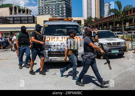 200302 -- MANILLE, le 2 mars 2020 -- des membres des armes spéciales et tactiques de la police nationale philippine PNP-SWAT entourent le V-Mall alors qu'ils répondent à une prise d'otages et à un incident de fusillade dans la ville de San Juan de Metro Manila, aux Philippines, le 2 mars 2020. Un tireur a pris environ 30 otages dans un centre commercial de la ville de San Juan, dans le Grand Manille, et une personne a été abattue, a déclaré lundi un responsable du gouvernement. PHILIPPINES-MANILA-MALL-HOSTAGE ROUELLExUMALI PUBLICATIONxNOTxINxCHN Banque D'Images