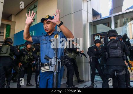 200302 -- MANILLE, le 2 mars 2020 -- des membres des armes spéciales et tactiques de la police nationale philippine PNP-SWAT entourent le V-Mall alors qu'ils répondent à une prise d'otages et à un incident de fusillade dans la ville de San Juan de Metro Manila, aux Philippines, le 2 mars 2020. Un tireur a pris environ 30 otages dans un centre commercial de la ville de San Juan, dans le Grand Manille, et une personne a été abattue, a déclaré lundi un responsable du gouvernement. PHILIPPINES-MANILA-MALL-HOSTAGE ROUELLExUMALI PUBLICATIONxNOTxINxCHN Banque D'Images