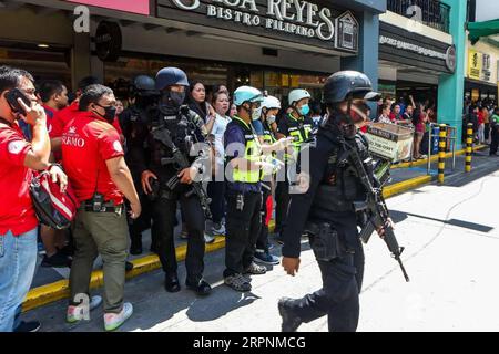 200302 -- MANILLE, le 2 mars 2020 -- des membres des armes spéciales et tactiques de la police nationale philippine PNP-SWAT entourent le V-Mall alors qu'ils répondent à une prise d'otages et à un incident de fusillade dans la ville de San Juan de Metro Manila, aux Philippines, le 2 mars 2020. Un tireur a pris environ 30 otages dans un centre commercial de la ville de San Juan, dans le Grand Manille, et une personne a été abattue, a déclaré lundi un responsable du gouvernement. PHILIPPINES-MANILA-MALL-HOSTAGE ROUELLExUMALI PUBLICATIONxNOTxINxCHN Banque D'Images