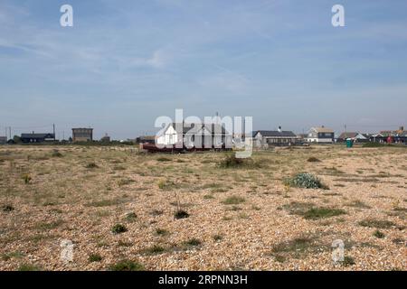 Cabanes de pêcheurs sur la plage de galets sur la côte à Dungeness, Kent. Angleterre Royaume-Uni Banque D'Images