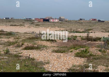 Cabanes de pêcheurs sur la plage de galets sur la côte à Dungeness, Kent. Angleterre Royaume-Uni Banque D'Images
