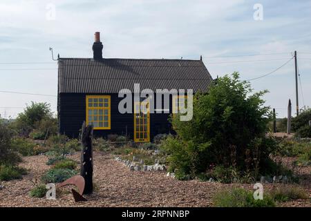 Prospect Cottage anciennement la maison du réalisateur et artiste Derek Jarman sur la côte à Dungeness, Kent. Angleterre Royaume-Uni Banque D'Images